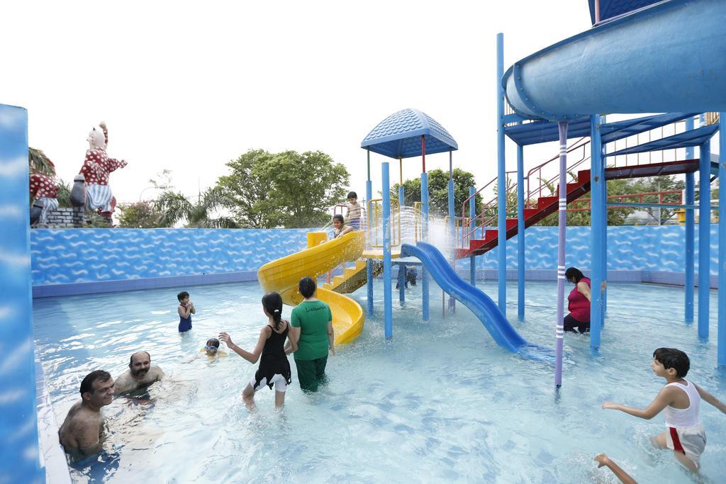 גורגאון Aapno Ghar Resort & Amusement Park מראה חיצוני תמונה