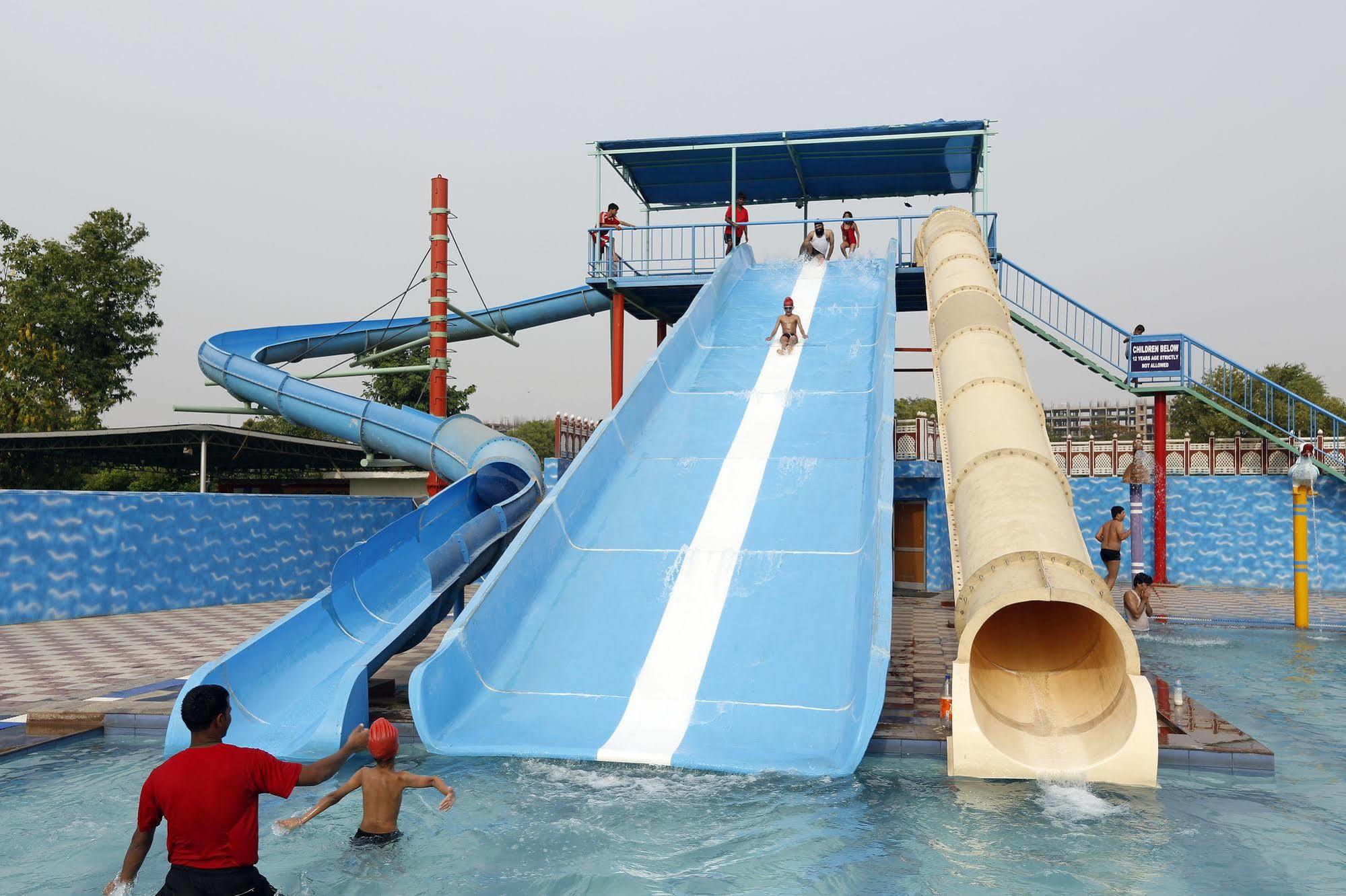 גורגאון Aapno Ghar Resort & Amusement Park מראה חיצוני תמונה